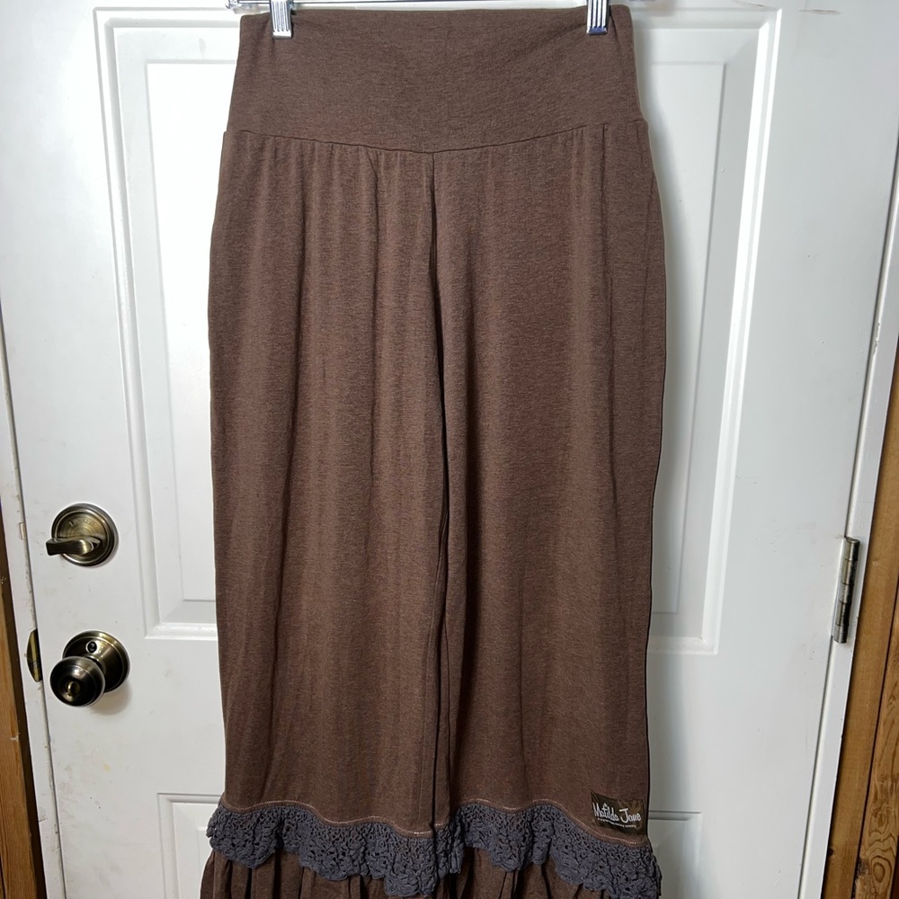NWOT MATILDA JANE FLARE PANTS BROWN WITH RUFFLES AT BOTTOM AND CROCHET SIZE MED